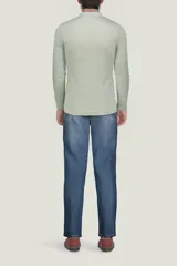 Remera de manga larga color negro, confeccionada en algodón, con cuello redondo y cierre frontal parcial con botones.