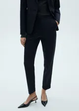 Pantalón de vestir azul marino de tiro medio, con bolsillos laterales, bolsillos de ribete traseros y diseño recto con botamanga con vuelta.