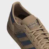 Championes Adidas Handball Spezial color beige con detalles en azul.