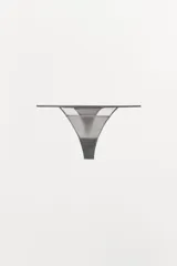 Tanga de tiro medio color gris oscuro, con cintura elástica y paneles laterales de tul semitransparente en tono rosado pálido.