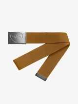 Cinturón Carhartt WIP modelo Heart Clip, confeccionado en lona de poliéster resistente de color tostado. Cuenta con hebilla de clip de metal cromado con gráfico de corazón en relieve.