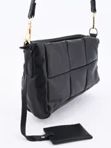 Bandolera negra con diseño acolchado y correa larga regulable.