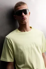 Camiseta de algodón con cuello redondo y manga corta, de corte regular. Presenta un estampado frontal con el texto 'Athleticz Running Club' en tono sobre tono y un acabado con efecto lavado.