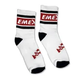 Medias de caña media color blanco con detalles en negro y rojo. Presentan una franja horizontal con el logo de la marca en la parte superior y un pequeño logo bordado en el empeine.