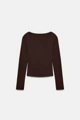 Camiseta de manga larga con cuello barco y bajo recto, confeccionada en tejido de punto liso.