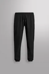 Pantalón negro slim fit confeccionado en tejido técnico ligero y elástico. Cuenta con cintura elástica ajustable con cinturón, bolsillos laterales y trasero con cierre de cremallera, aplicación de bandas reflectantes en las piernas y bajo ajustable con cremallera.