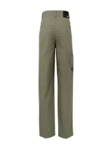 Pantalón cargo de twill color verde militar, de corte recto y holgado, con múltiples bolsillos utilitarios y trabillas para cinturón.