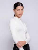 Polera blanca de cuello alto con costuras a la vista.