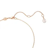 Colgante con baño de oro rosa, con dije circular con pavé de circonitas blancas y dos circonitas más grandes engastadas en la parte superior.
