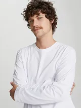 Camiseta blanca de algodón de manga larga y cuello redondo.