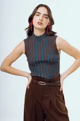 Top tejido sin mangas con cuello alto, con rayas verticales en tonos marrón y azul, y diseño ajustado.