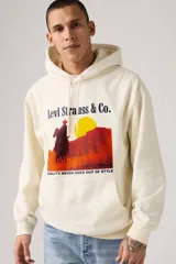 Buzo hoodie color crema de Levi's con estampado de un jinete a caballo frente a un atardecer y el texto "Levi Strauss & Co. Quality never goes out of style".