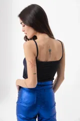 Top dorado de lurex con breteles finos.