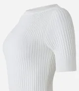 Blusa negra de viscosa con cuello redondo, mangas cortas y textura acanalada. Presenta un recorte oval en la espalda.