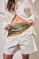 Bandana de poliéster con estampado barroco y paisley en tonos verdes y dorados.