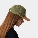 Gorra de 5 paneles de color verde militar, con visera curva de pana marrón y diseño bordado en el frente.