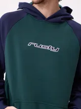 Canguro con capucha de estilo deportivo, con cuerpo en color celeste y mangas raglán en color negro. Presenta el logo de la marca estampado en el pecho, bolsillo tipo canguro frontal y franjas blancas laterales en las mangas.