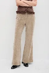 Pantalón de vestir de terciopelo con corte ligeramente acampanado, confeccionado en una mezcla de poliéster y elastano con textura suave.