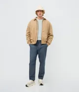 Pantalón masculino de corte relajado confeccionado en tejido oxford de algodón. Presenta cintura con trabillas y cordón ajustable, bolsillos laterales y traseros.