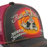 Gorro tipo trucker con frente estampado de Bugs Bunny y la frase That's all folks, con paneles laterales y traseros de malla en color bordó y visera curva negra con costuras en contraste.