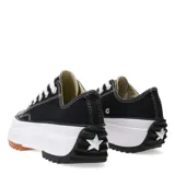 Championes Converse modelo Run Star Hike, de corte bajo, con capellada de lona negra, puntera de goma blanca y suela de plataforma dentada con detalle en color caramelo.