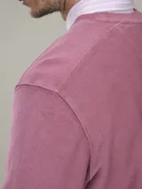 Buzo de tejido polar (fleece) color azul piedra, con cuello redondo y manga larga.