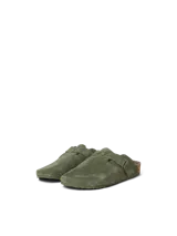 Zueco de gamuza verde militar con puntera redonda, tira ajustable con hebilla lateral, plantilla anatómica de corcho y suela de goma.