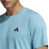 Remera de training Adidas color celeste con logo negro en el pecho. Confeccionada con tecnología Aeroready que mantiene la piel seca.