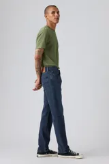 Jean de corte regular taper, con tiro medio y diseño clásico de cinco bolsillos. Confeccionado en denim con tecnología stretch para mayor comodidad.