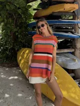 Vestido corto tejido en punto jersey con diseño de rayas horizontales multicolores. Presenta silueta recta, cuello redondo y terminaciones hechas a mano en crochet.