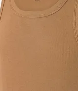 Musculosa masculina de cuello redondo, confeccionada en tejido acanalado de algodón con mezcla de poliéster y elastano. Diseño básico sin estampa, ideal para uso diario.