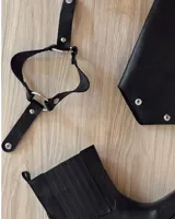 Bota de cuero negra con caña alta y estribo desmontable.