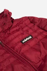 Campera puffer Mistral de corte regular, con cierre frontal completo, bolsillos laterales con cierre y capucha desmontable. Presenta logo de la marca en goma en el pecho.