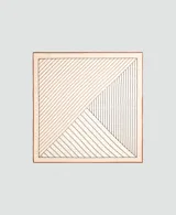 Fular cuadrado de lana con estampado geométrico en tonos beige, marrón y negro, con bordes definidos.