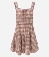 Vestido corto evasê de viscosa con estampado de cuadros vichy en tonos rosado y blanco. Presenta breteles anchos, escote cuadrado, lazo ajustable en el busto y falda con volados.