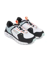 Championes Under Armour modelo Summit Trek, diseñados para senderismo y uso urbano. Presentan una parte superior de malla blanca con superposiciones sintéticas en negro y detalles en celeste pastel y naranja neón. Cuentan con una mediasuela de doble densidad y suela de goma con tacos para mayor tracción.
