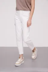 Pantalon de jean blanco, de corte skinny y tiro alto, con cierre frontal y bolsillos laterales.