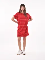 Vestido corto de manga corta, color verde militar con rayas horizontales finas en blanco. Tiene un bolsillo de parche en el pecho.