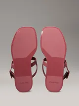 Sandalias Calvin Klein de goma color rosa, con dos tiras en el empeine y tira ajustable en el tobillo.