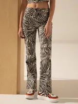 Pantalón de cuero ovino con estampado de cebra y corte recto.