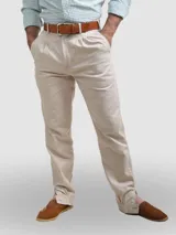 Pantalón de vestir azul marino, de corte recto, con bolsillos laterales y traseros. Se ajusta a la cintura con cinturón de cuero marrón.