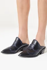 Zapato de cuero negro, estilo tejano sin talón, con punta fina, taco bajo y diseños de cortes y costuras a contra tono en color azul.