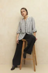 Camisa estampada de manga larga con puños elastizados, cuello mao y botones a tono.