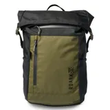 Mochila Roark Passenger 2.0 de 27 litros, diseño rolltop en color negro y verde militar, con compartimento acolchado para laptop, bolsillos laterales y bolsillos frontales con cierre.