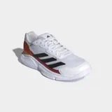 Championes de pádel Adidas Courtquick, con exterior textil y sintético en color blanco, detalles en negro, rojo y cobre. Presenta mediasuela Bounce flexible y acolchado Cloudfoam para mayor confort y soporte en movimientos rápidos.