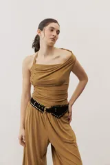 Top negro con diseño cruzado tipo halter, escote pronunciado y fruncido lateral.
