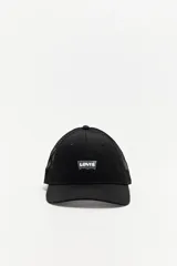 Gorra tipo trucker de color negro con paneles traseros de malla transpirable. Presenta el logo de Levi's bordado en el frente y visera curva.