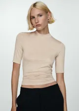 Camiseta de cuello perkins y manga corta, confeccionada en tejido elástico de viscosa y elastano con ajuste entallado al cuerpo.