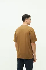 Remera de manga corta color tostado, con ajuste regular y arte bordado en el pecho con motivos de cactus y texto "EST. 1971 BROOKSFIELD S. EDITION".