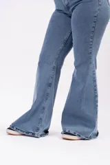 Pantalón jean estilo oxford de tiro alto, color azul intermedio, con calce ajustado en cadera y muslos, y bota ancha acampanada.